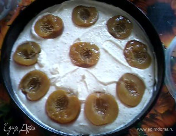 Достаем охлажденное в форме тесто, выкладываем творожною начинку, сверху украшаем дольками персиков. Выпекаем в духовке 160-170 гр. 50-60 минут (зависит от вашей духовки).