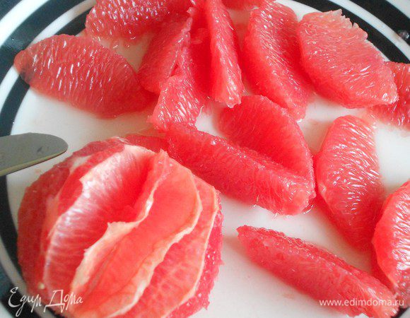 Листья салата помыть,обсушить порвать руками. С грейпфрута срезать кожуру до сочной мякоти, разделить на дольки без белых перепонок. Сок сохранить для заправки.