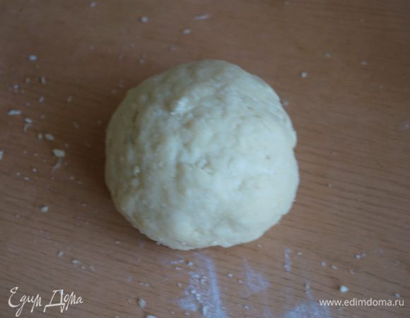 Добавить яйцо, холодную воду, соль и замесить тесто, завернуть в пищевую пленку и убрать в холодильник минут на 30.