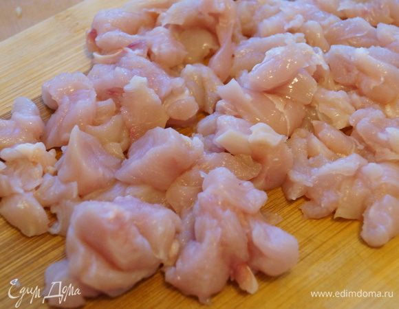 Куриное филе нарезать на небольшие кусочки.