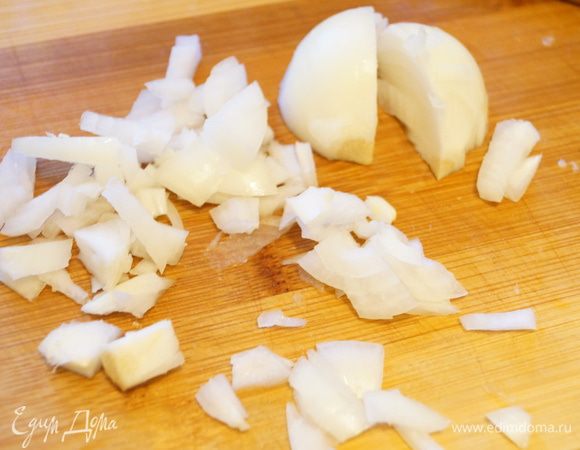 Репчатый лук почистить и мелко нарезать.