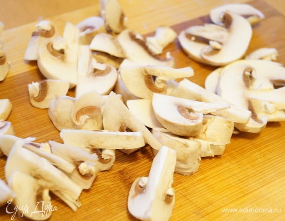 Шампиньоны нарезать средними кусоками.