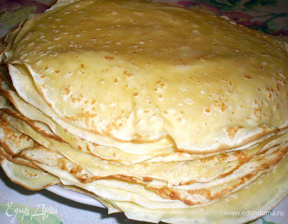 Заранее печем блинчики по любимому рецепту. Можно воспользоваться этим http://www.edimdoma.ru/retsepty/49667-babushkiny-blinchiki. Только советую сделать тесто погуще и менее сладким.