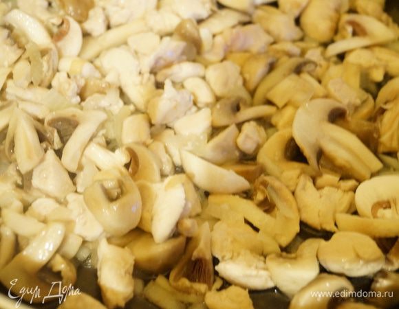 Сковороду разогреть, налить на нее оливковое масло и обжарить на нем курицу, лук и шампиньоны, посолить чуть-чуть.