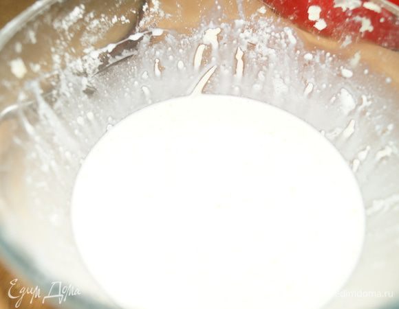 Готовим заливку: смешать сливки с яйцом и тертым сыром и немного взбить.