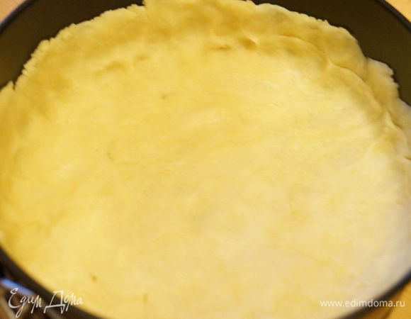 Тесто разровнять в форме.