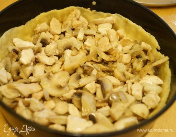 Выложить начинку на тесто и распределить по форме.