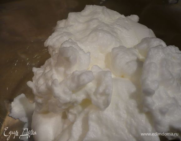 Готовим бисквит. Разогреваем духовку до 220 градусов. Противень (у меня длиной 50 см) смазываем маслом и выкладываем сверху пергамент. На медленной скорости до образования пены взбиваем белки, увеличиваем скорость и взбиваем до образования мягких пиков, увеличиваем скорость до максимальной и постепенно добавляем 30 г сахара. Взбиваем до образования крепких однородных пиков. Ставим в холодильник.

