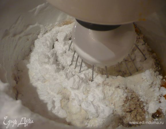В комбайне взбиваем яйца, муку, миндальную муку, сахар и сахарную пудру в течение 10–12 минут. Ставим тем временем масло на огонь для растапливания. 