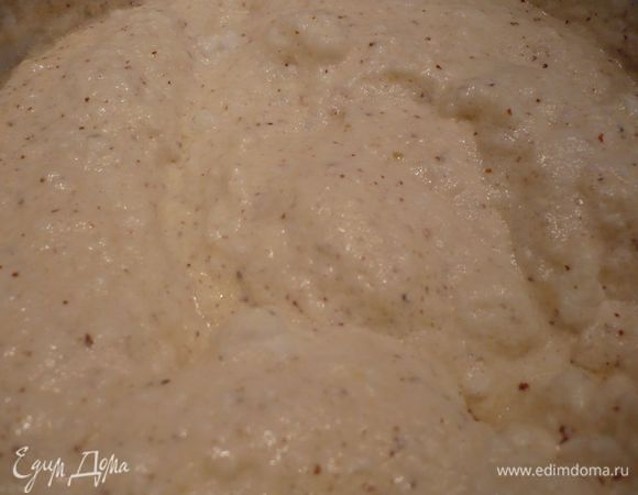 Вводим белки в миндальную массу, аккуратно перемешиваем, а затем постепенно добавляем масло, постоянно перемешивая так, чтобы масло не осело на дне нашей емкости, а хорошо вмешалось. 