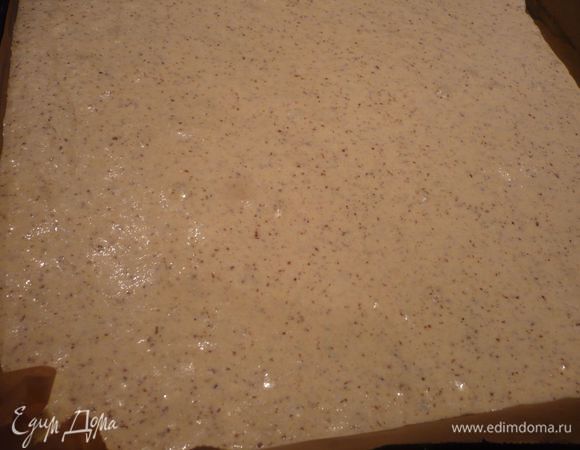 Выкладываем массу на противень, разравниваем. Ставим в духовку на 10–13 минут. Достаем бисквит из духовки и даем ему остыть минут 15. После чего переворачиваем его на подготовленную поверхность и снимаем бумагу.