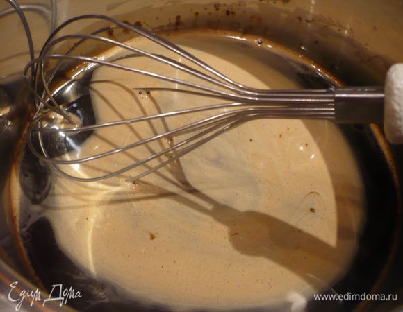 Для сиропа. Ставим на огонь сахар и воду, добавляем кофе, хорошо перемешиваем  и доводим до кипения. Снимаем с огня.

