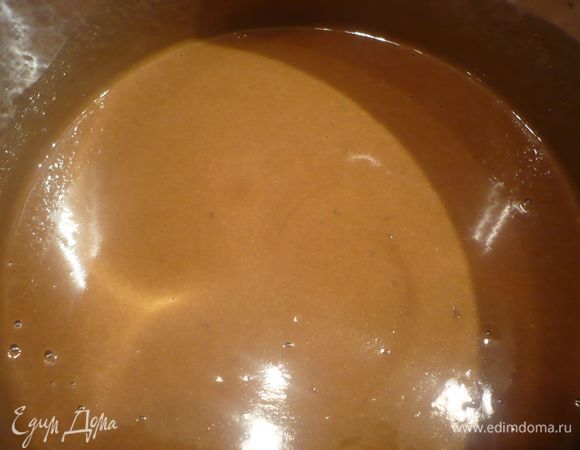 Для крема в комбайне взбиваем желтки с добавлением сахара. Добавляем муку, снова перемешиваем и вводим холодные сливки. Снова перемешиваем, добавляем горячий кофе и ставим на огонь. Варим до загустения, потом вводим масло и хорошо перемешиваем. Охлаждаем крем. Мне, конечно, еще учиться и учиться готовить крем, так как, думаю, я его передержала на огне и он немного утерял гладкость, нужно не пропустить момент загустения и сразу ввести масло. 