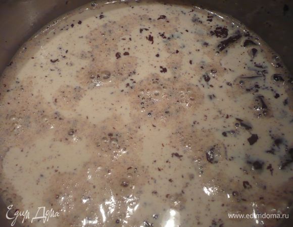 Для ганаша доводим до кипения молоко и сливки и заливаем мелко порезанный шоколад. Даем ему немножко раствориться, примерно полминуты.