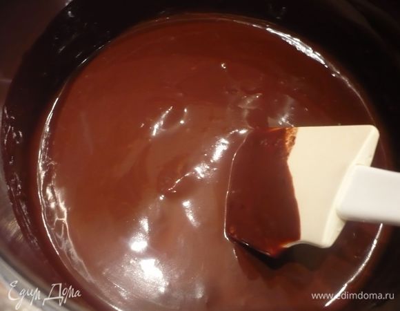 Лопаточкой начинаем помешивать в одном направлении, делать это нужно аккуратно, чтобы не вогнать в массу лишний воздух. Когда масса подостынет, она должна быть теплее температуры тела, чтобы масло растворилось, вводим масло и также вымешиваем в одном направлении до однородности.