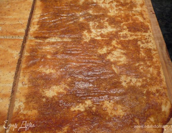 Разрезаем наш бисквит на три равные части. У меня они получились по 17 см длиной каждая. Пропитываем при помощи кисточки первый нижний бисквит сиропом. 