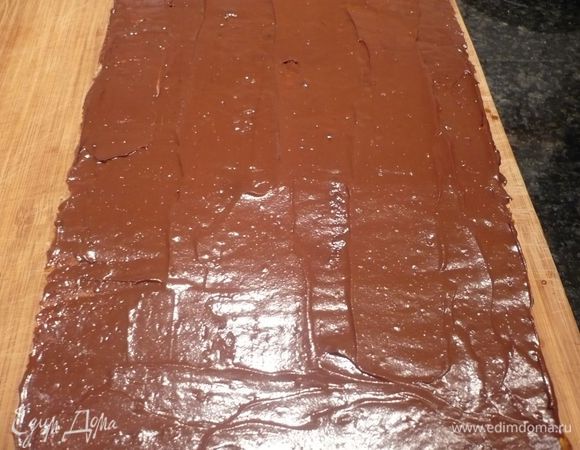 Затем кладем следующий бисквит и также пропитываем его сиропом и накладываем ровненько ганаш, разравниваем. 