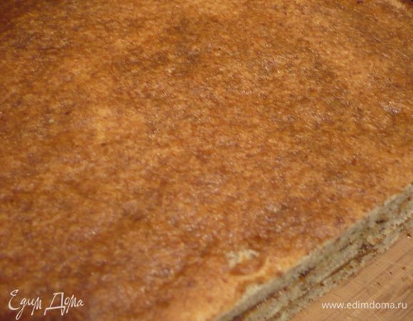 Кладем третий верхний бисквит и пропитываем сиропом. Ставим в холодильник на полчаса.