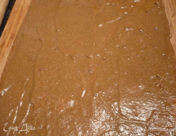 Достаем из холодильника бисквит и наносим ровно крем. Ставим в холодильник на час.