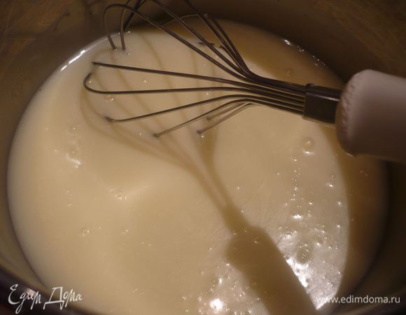 Готовим глазурь.  Смешиваем сахар, воду и сливки в кастрюле с толстым дном, ставим на огонь и доводим до кипения, вводим какао, хорошо вымешиваем венчиком до однородности и снимаем с огня. Важно, не упустить момент и ввести какао сразу как только сливки начнут закипать, уменьшить сразу огонь, иначе жидкость начнет сильно подниматься и может перелиться через край. 