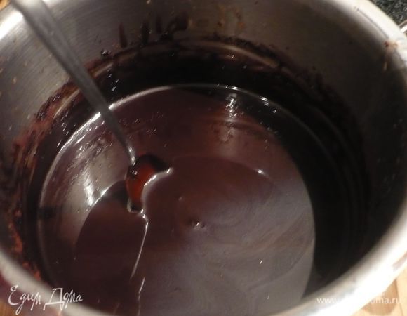 Мешаем маленькой ложкой, начиная с центра, начинаем с маленьких кругов, увеличивая их постепенно, это нужно для того, чтобы вывести лишний воздух из глазури. После каждого максимального круга приподнимаем ложку и возвращаемя к центру и снова увеличиваем круги. Оставляем остывать до температуры чуть выше 40 градусов.

