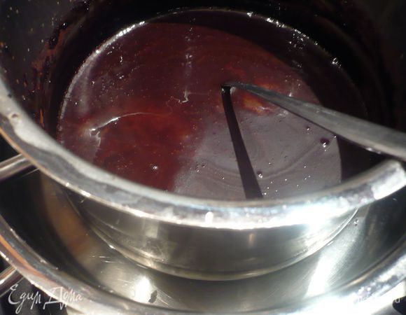 Ставим глазурь на водяную баню и растворяем в ней желатин. Затем сразу снимаем с водяной бани и хорошо охлаждаем, до температуры чуть выше 20 градусов (я не использовала специального термометра, ориентировалась по температуре тела). Слишком теплая глазурь может растопить охладившийся крем, на который мы ее будем наносить и весь торт покроют некрасивые разводы. Так что будем терпеливы. 