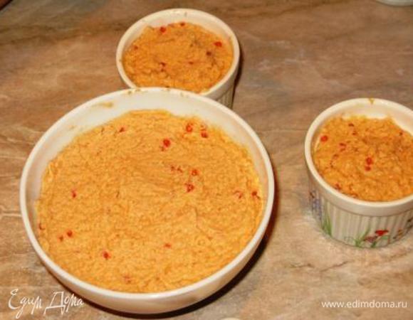 Распределить паштет по формочкам. Оставшееся масло растопить,  процедить от пенки, остудить. Разлить поверх паштета. Поставить на ночь в холодильник. 