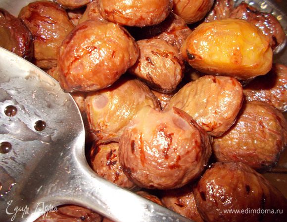 Второй день. Через 24 часа шумовкой вылавливаем из сиропа каштаны. (Если у вас есть корзинка для фритюра, это облегчит процесс.) Сироп без каштанов доводим до кипения и варим в течении 10 минут на среднем огне. Добавляем в сироп каштаны. Доводим до кипения и варим течении 5-7 минут. Выключаем огонь. Накрываем кастрюлю крышкой и оставляем настаиваться на 24 часа.