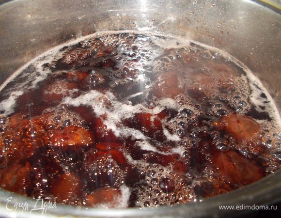 Третий день. Из сиропа извлекаем каштаны. Всыпаем в сироп 75 г сахара и доводим до кипения. Кипятим 10 минут. В сироп высыпаем каштаны, доводим до кипения и варим в течении 10 минут. Снимаем с огня, накрываем крышкой и оставляем на 24 часа:)