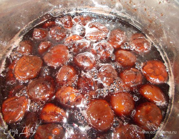 Четвёртый и пятый день. Извлекаем каштаны из сиропа. Сироп доводим до кипения и варим в течении 10 минут.Выкладываем в него каштаны,доводим до кипения и варим на медленном огне в течении 10 минут.Снимаем с огня,накрываем крышкой и оставляем на 24 часа.