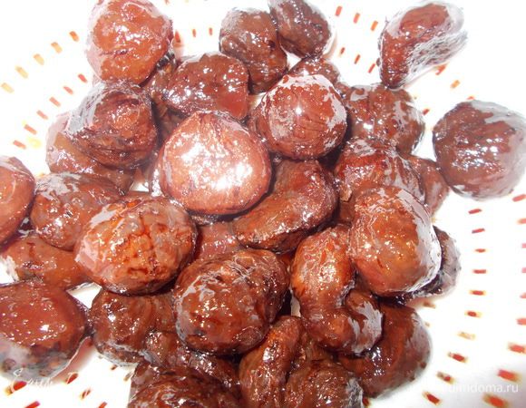 Шестой день.Извлекаем каштаны из сиропа.Доводим его до кипения и варим 5 минут. Добавляем в сироп каштаны, доводим до кипения и варим в течении 10-15 минут.Снимаем с огня, накрываем крышкой и даем остудиться до тех пор, пока кастрюля с каштанами не станет теплой. Достаем каштаны из сиропа, выкладываем их в дуршлаг и оставляем на 1- 2 часа,чтобы с них стек сироп.