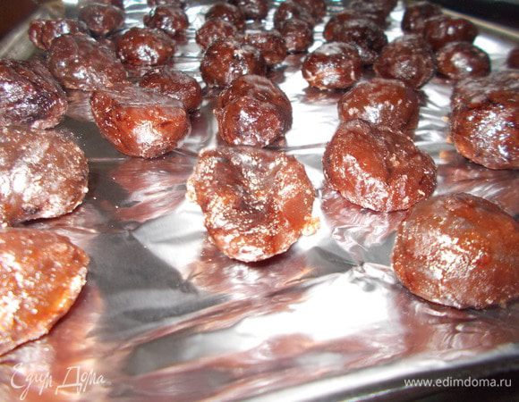 Противень застилаем фольгой,выкладываем на него каштаны.