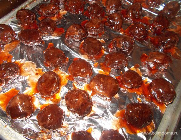 Готовым сиропом поливаем каштаны со всех сторон и ставим в хорошо разогретую духовку на 15-30 секунд.Вынимаем противень из духовки и даем глазури подсохнуть.