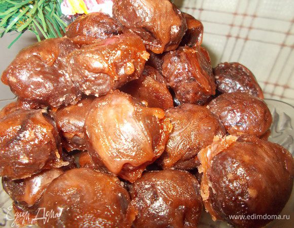 Вкусные глазированные каштаны готовы! Их можно хранить в герметично закрытой банке в течении месяца. Можно не покрывать их глазурью, а оставить в сиропе (исключить шаги 9-12). В таком случае в сиропе их можно хранить холодильнике в течении недели.