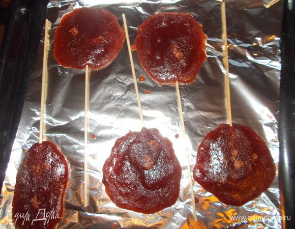 Из остатков сиропа можно сделать каштановые леденцы:). Противень застелить фольгой,вылить на него сироп и по центру положить деревянную шпажку.