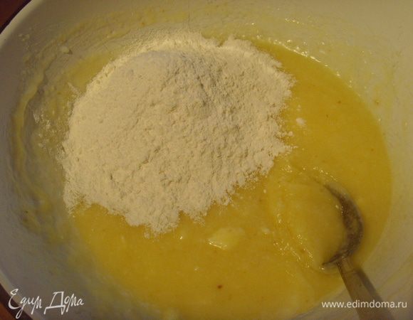 масло растопить, смешать с  сахарной пудрой и крахмалом, добавить 4 ст. л. молока, цедру и ром. 