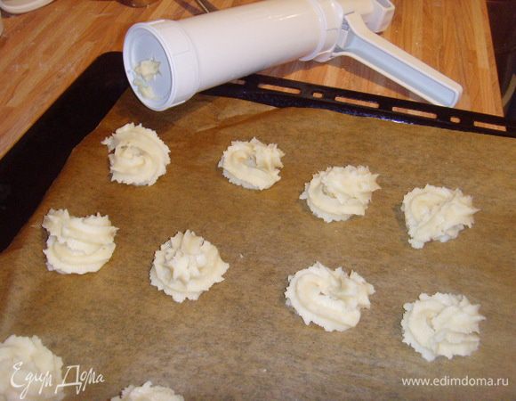 кондитерский мешок (у меня специальный аппарат) наполнить тестом и на подготовленый противень круглые печеньки диаметром около 2,5- 3 мм.