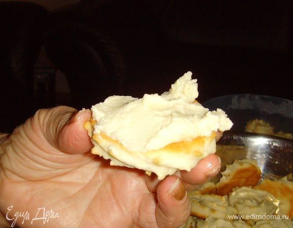 для крема растопить шоколад с кокосовым маслом, добавить сливки и ликёр (не кипятить!). массу поставить охлаждаться минимум на 3 ч, затем  взбить миксером, смешать с кокосовой стружкой. Кремом смазать половину печенья и соединить, легко прижимая его пальцами. 