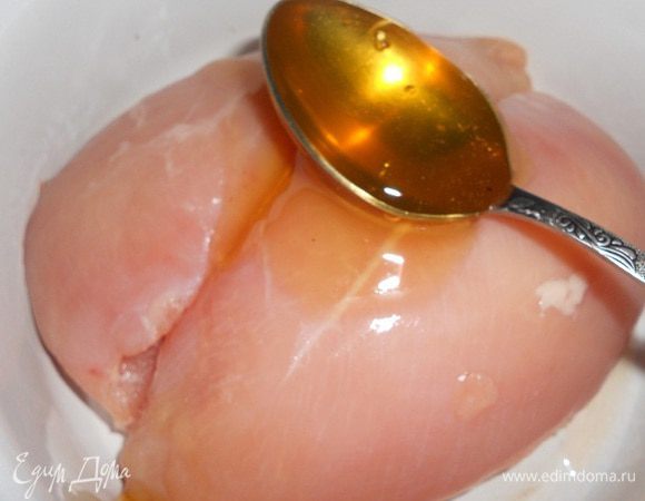 К куриным грудкам добавить мед