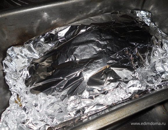 Накрыть грудки фольгой сверху и поставить в духовку на 20 минут при температуре 250 градусов, затем снять фольгу сверху и запечь до золотистой корочки по вкусу.