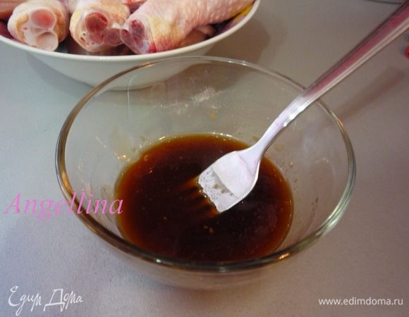 Приготовьте маринад. Смешайте 1 ст. л. растительного масла, 2–3 ст. л. соуса терияки, 1 ст. л. жидкого меда, лимонный перец и соль по вкусу. Много не солите, потому что соус терияки достаточно соленый сам по себе.