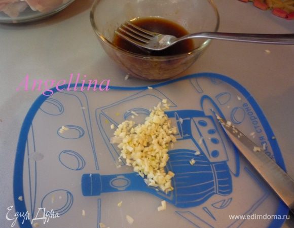 Зубок чеснока мелко нарежьте и добавьте его в маринад. Перемешайте.