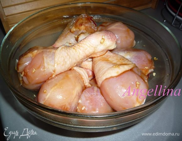 Куриные ножки залейте маринадом, хорошо перемешайте. Емкость затяните пленкой и поставьте в холодильник минимум на 1 час, я оставляла на 4 часа для маринования. За время маринования надо несколько раз перемешать голени, чтобы маринад равномерно распределялся.