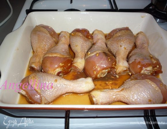 Форму для запекания смажьте растительным маслом. В форму выложите куриные ножки, полейте их оставшимся маринадом. Форму накройте фольгой. Запекайте в духовке при температуре 180°C 30 минут. По истечении 30 минут снимите фольгу и дайте ножкам подрумяниться еще 20 минут, периодически поливая их соусом, в котором они пекутся.