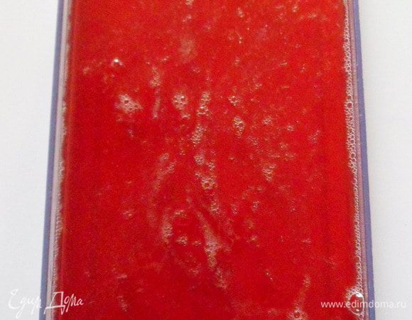 Сначалааа сделаем желе.Разбавив сироп с водой.Растворив желатин по инструкции .Соединить с сиропом и залить в форму,отправить в холод застывать.