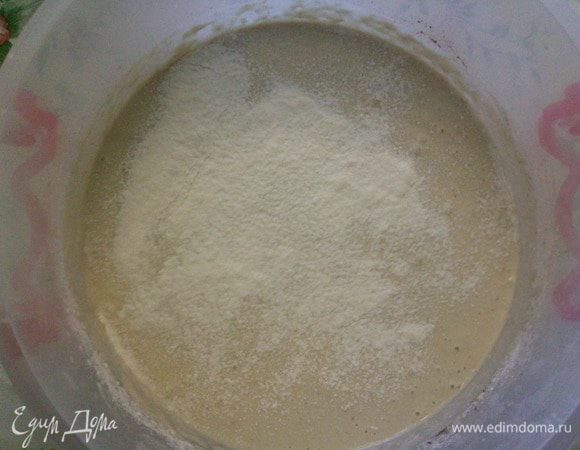 Присыпать опару мукой и поставить в теплое место на 30-40 минут.