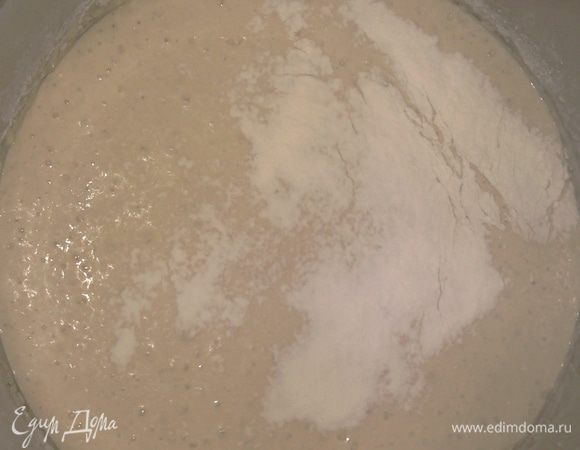 Через 30-40 минут, если появились пузырьки и она увеличилась в объеме, опара готова.