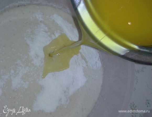 Маргарин растопить, охладить влить в опару. 