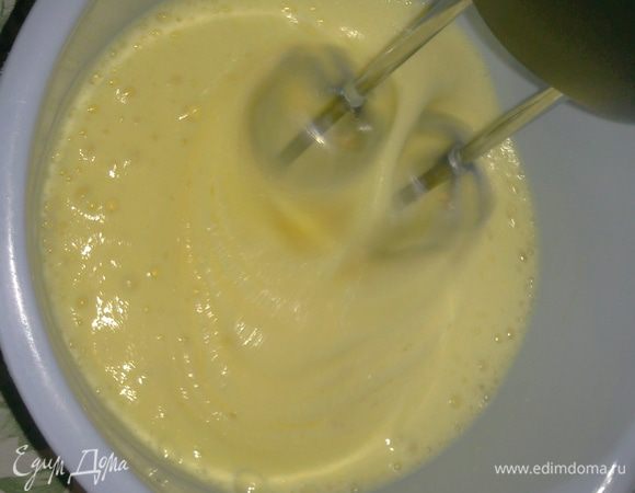 Яйца хорошо взбить, что бы их объем увеличился в 2 раза, как минимум. 