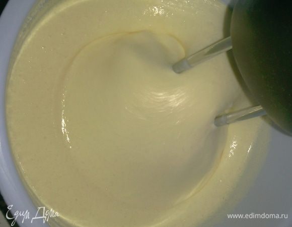 В яйца постепенно всыпать сахар и хорошо взбить, добавить в тесто.